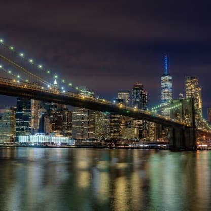 The Brooklyn bridge lit up at night.